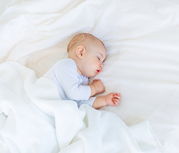 Bébé dort paisiblement grâce aux bruits blancs